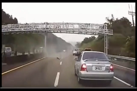 作死的白色SUV，高速上随意变道超车害了多辆车侧翻