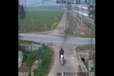 电动车司机过路口往右看了一眼，最后还是选择冲了出去