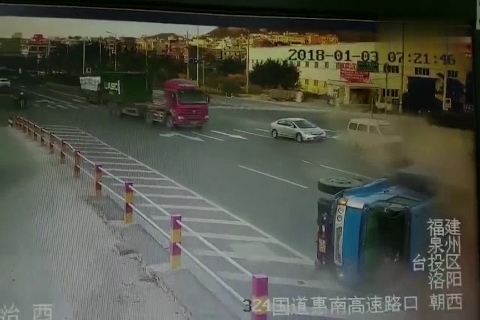 电动车强行横穿马路，结果监控拍下这可怕一幕