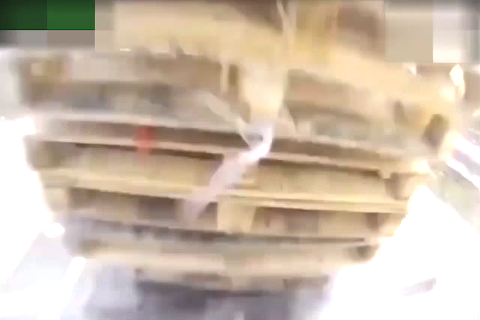 大货车司机疲劳驾驶，结果前面的SUV惨了，监控拍下这可怕一幕