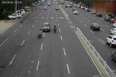 电动车执意逆行，结果监控拍下这可怕一幕