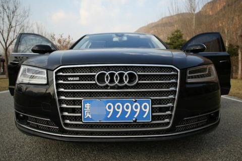 花207万元买辆旗舰型奥迪A8L W12，“九五之尊”车牌很妖娆