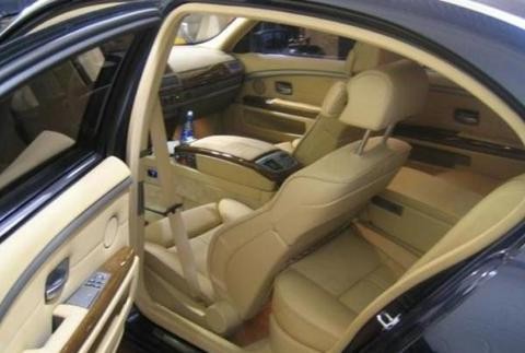 身家22亿，座驾仅商务车，却比王思聪的宝马跑车贵，车门2米多