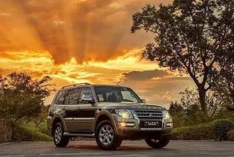 三菱又造越野王，配V6动力油耗更低，仅30万出头碾压普拉多！
