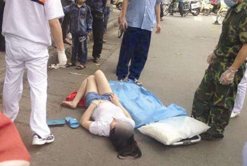 女子频临死亡前,无人敢救她,医生检查后,顿时觉得女子恶心要死