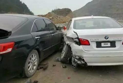 丰田凯美瑞撞上宝马5系，宝马车主下车一看表示凯美瑞名不虚传