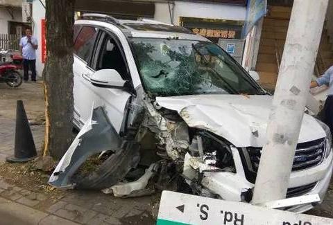 哈弗H6撞到树后变报废车，路人都说哈弗的表现让人失望