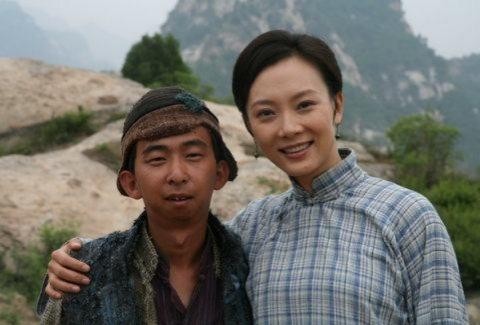 36岁靠演丑角出名, 但真实身份却足以让人佩服, 座驾很男人!