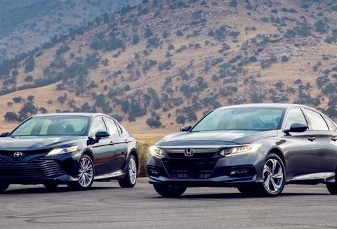 十代雅阁和八代凯美瑞停在一起，看看谁更霸气？