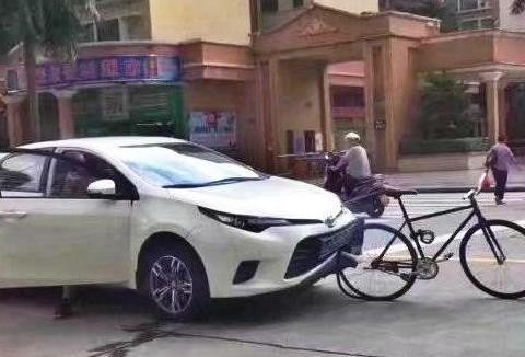 丰田雷凌追尾自行车，自行车没变形，汽车变形