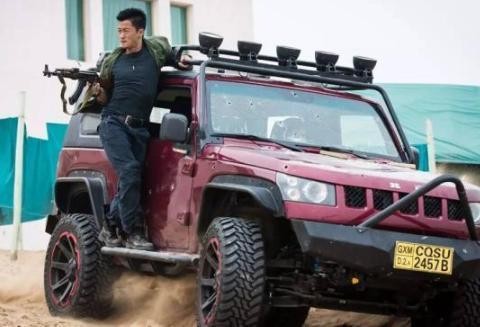 小号牧马人，媲美奔驰G级仅售10万起，《战狼3》估计又要用它