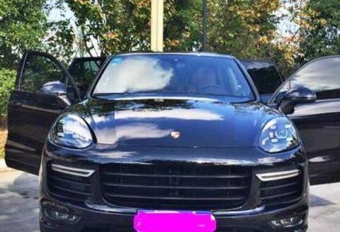 车主把卡宴停在小区, 路过小孩问这黑青蛙要多少钱, 车主: 滚