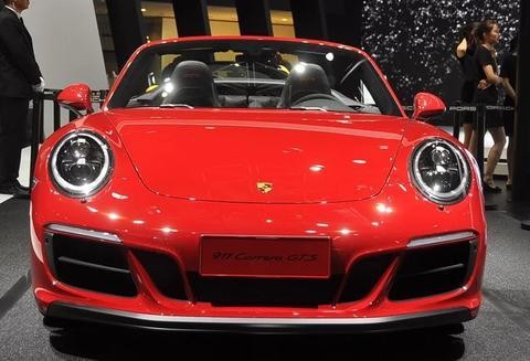 古力娜扎开什么车？不愧是年薪千万的女神，豪车都这样的霸气