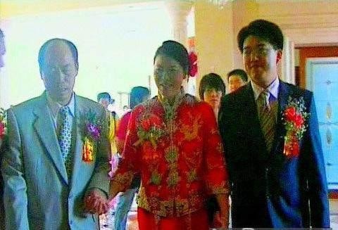 这顺德女人身家千亿，正式场合乘坐劳斯莱斯，平时却只开这款奥迪