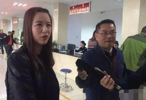 女车主用手机抢到3个7车牌，看到她的座驾后网友都脸红了