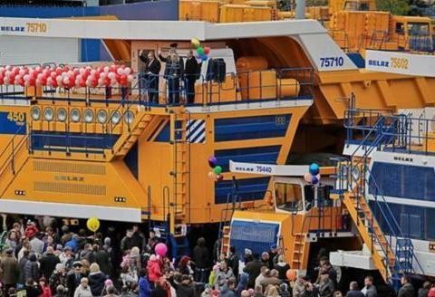 百公里油耗3吨，车顶上还能停4架直升机，这辆车真心造大了！