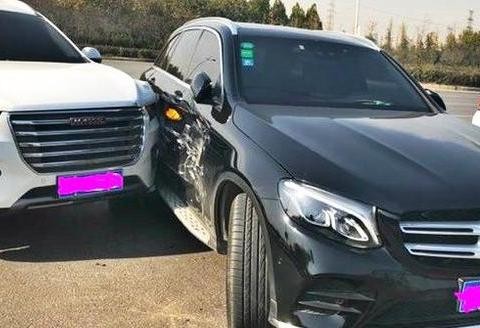 哈佛H6撞上奔驰SUV，哈佛H6前脸严重变形，车主：车门铁皮真厚