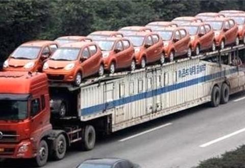 交警在高速路口拦下了一辆半挂，看到车头时，交警当场就下懵了！