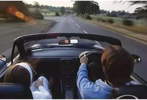 为什么英国、日本开车靠左，而中国却靠右?