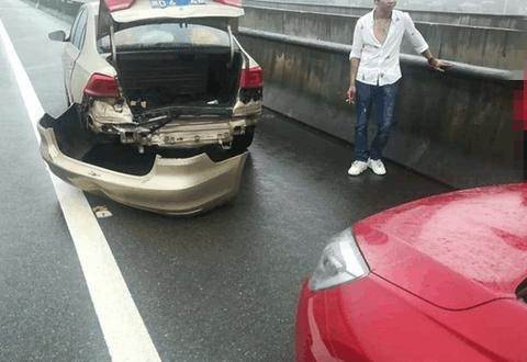 艾瑞泽5追尾桑塔纳, 车主: 大众连防撞梁都简配, 被撞变形了