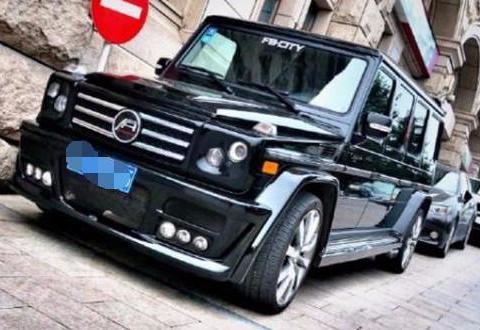 路遇奔驰越野，比G级大一圈，侧面三排气口，不是车迷认不出来