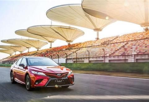 坐稳，感受第八代凯美瑞人车一体的驾控革命！