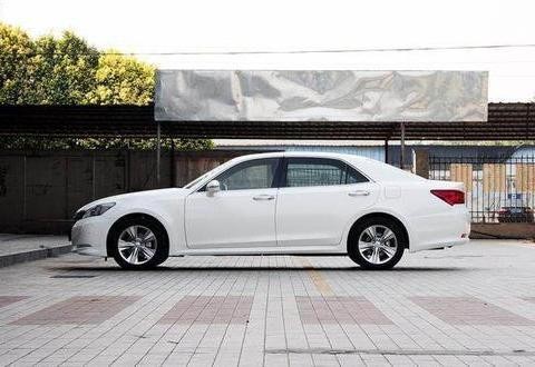 当年宝马奔驰见了绕道走，如今售价26万，沦为平民车