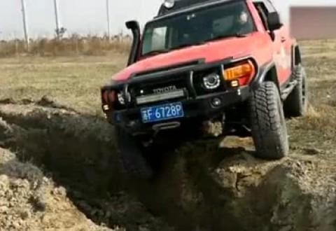 玩的就是越野，丰田FJ酷路泽越野过1米大沟