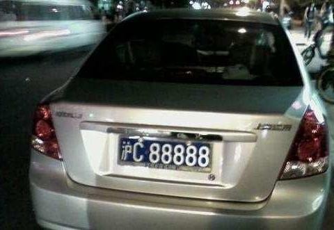 家族捐款150亿, 这辆奔驰却用16年, 如今子孙接手, 过得却像平民