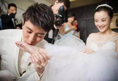 贾乃亮深情亲吻李小璐的脚,陶醉的表情让人唏嘘,如今物是人非