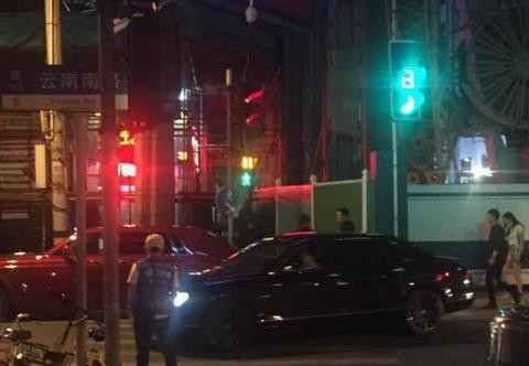 “思聪号”劳斯莱斯开到酒吧门口，保安跑步迎接，宾利给他腾车位