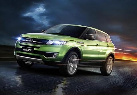 外形与路虎揽胜极光不同，采用了熏黑设计，单条幅镀与大灯组相连