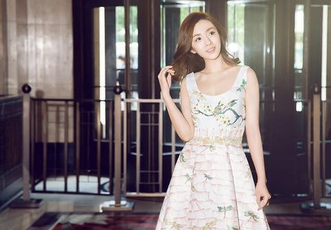 她20岁出道，演9年配角难成名，如今凭一剧大火，片场豪车显富贵