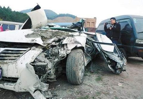 同样遇上大货侧翻碾压，凯美瑞成铁饼，吉利表现出色，五菱最完美