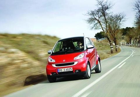 奔驰Smart聪明的大玩具，小巧的身躯大大的梦想！