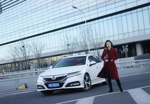 追了5年的御姐上了他这台车！李泽言的特斯拉也追不上！