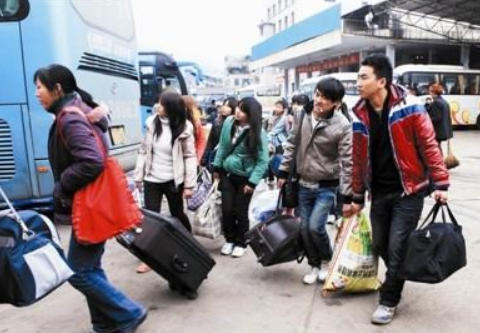 现在出门打工为什么都不带被子和桶盆了?