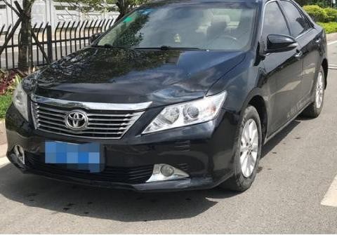 当年21万的凯美瑞，如今二手价格不到13万，开出去面子十足！