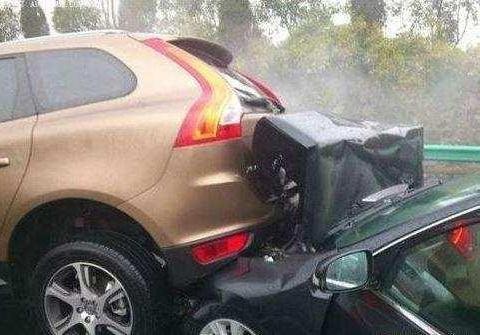 沃尔沃全球顶级安全是靠吹？看看现实中这几起车祸你就服了