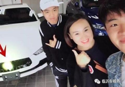 “刘能”老婆带儿子提百万豪车很低调, 将照片车标抹掉但还是露富