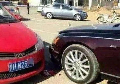 奇瑞撞上迈巴赫，车主以为买了保险够赔，迈巴赫哭着说够赔也没用