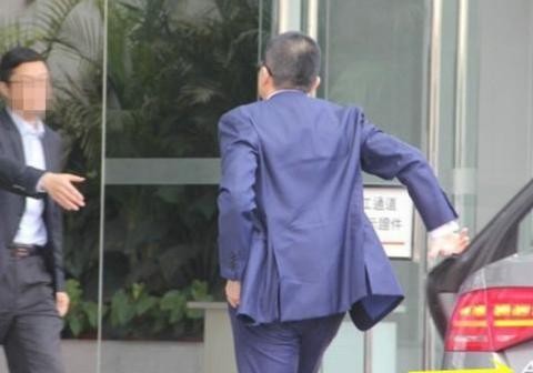 千亿富二代，一辆车用了12年，如今换辆百万豪车，很多人说低调