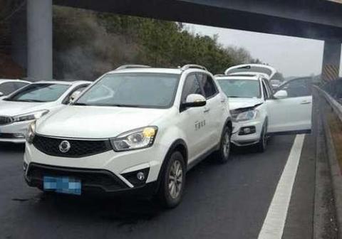 众泰T600追尾柯兰多后，发动机直冒青烟，车主：以后不敢开了