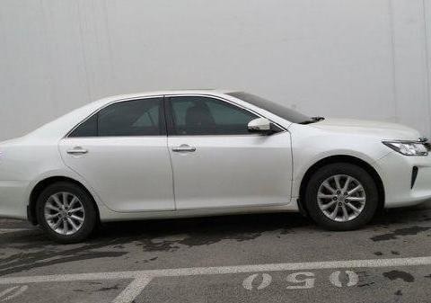 表哥买辆丰田凯美瑞，价格才5万多，内饰外观完全看不出是二手