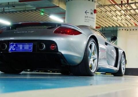 上海地下车库三台车，奔驰宝马都在贬值，它们却越来越值钱