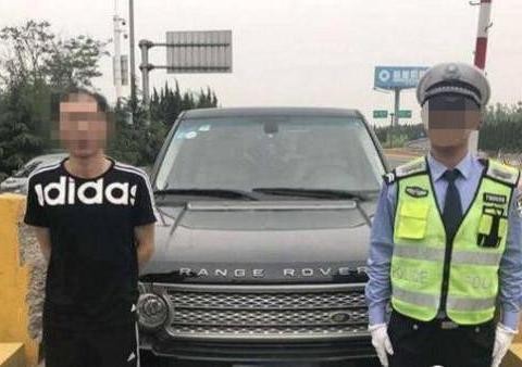 路虎揽胜上高速没违章 在休息区的车主松了松腰带 驾照被扣十二分