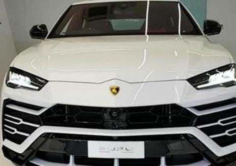 全球首台兰博基尼SUV到店，这颜值，逆天了，你要法拉利如何自处