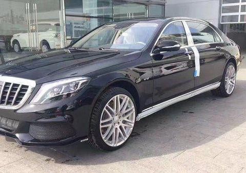 朋友刚买一辆迈巴赫S600，可是网友的视线却停在了一部手机上