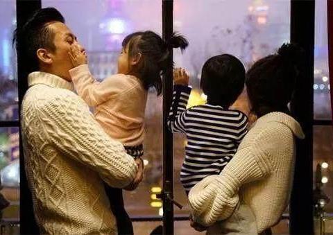 邓超首曝女儿小花妹妹正脸照片,有霸王花潜质,拿棍子抡奴爸爸!