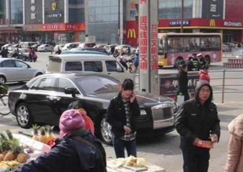 一个小县城，如此多的豪车，光宾利就122台，车牌一个比一个牛！